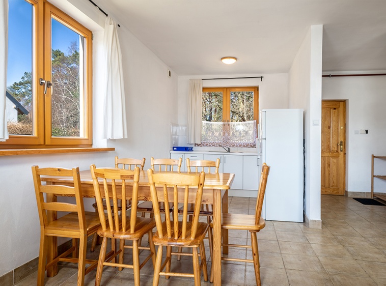 Domki Bliźniaki dla rodzin salon - widok na wejście gł&oacute;wne i kuchnię?v=1.0