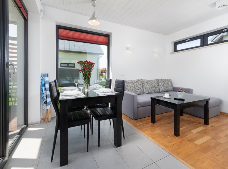 Domki Morski Raj (New Style Apartments) st&oacute;ł jadalny na parterze ?v=1.0