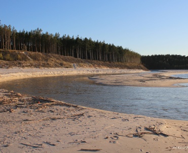 Szeroka plaża Dębki &ndash; przestrzeń na relaks i sporty wodne