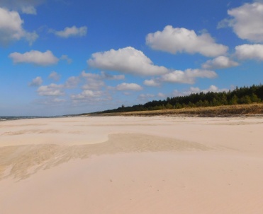 Szeroka plaża w Dębkach &ndash; raj dla spacerowicz&oacute;w i miłośnik&oacute;w morza