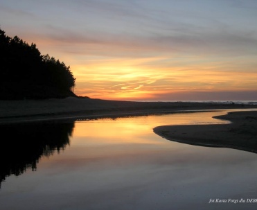 Zach&oacute;d słońca nad ujściem Piaśnicy w Dębkach &ndash; bajkowy krajobraz