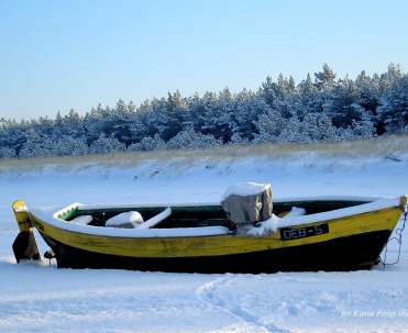 Zimowe Dębki &ndash; widok na plażę i morze otoczone lodowymi krajobrazami