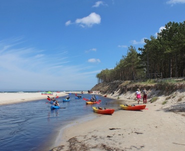 Zielone brzegi Piaśnicy &ndash; raj dla kajakarzy w Dębkach