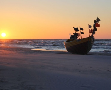 Dębki - ł&oacute;dź rybacka DEB - 8 o zachodzie słońca