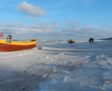 Łodzie rybackie na plaży w Dębkach 24 km od portu we Władysławowie