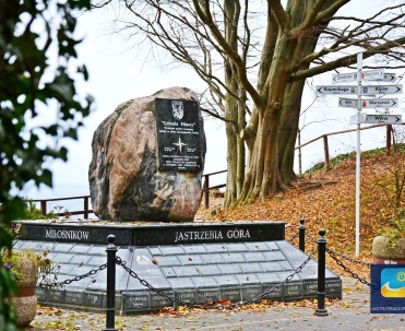 Obelisk Gwiazda P&oacute;łnocy w pobliżu plaży w Jastrzębiej G&oacute;rze.