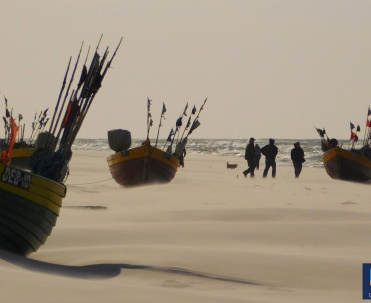 Dębki - łodzie na plaży