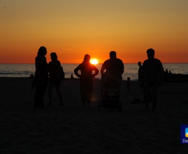 zach&oacute;d słońca na plaży w Dębkach