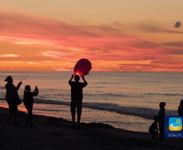 Dębki - puszczanie lampion&oacute;w o zachodzie słońca