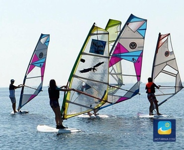 Nauka windsurfingu.