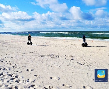Segway'e na plaży. Pojazd może rozwijać prędkość do 20 km/h.