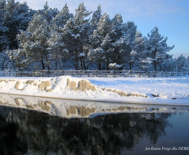Rzeka Piaśnica zimą &ndash; magiczne ujście do Bałtyku w Dębkach
