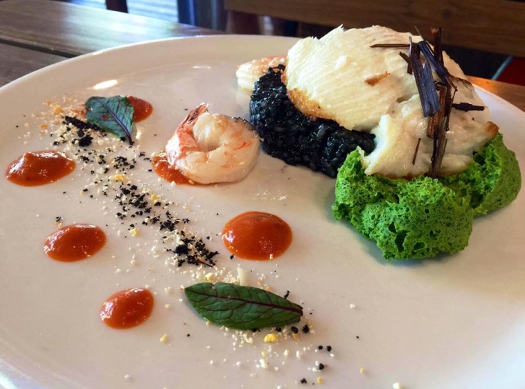 Pan Kurczak (dawniej Kurczak Bar)Halibut na risotto z sepią z krewetkami, gąbka z pietruszki oraz mus paprykowy