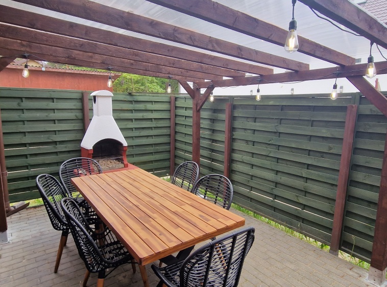 Pokoje i apartamenty BEBE Patio przed wejściem do obiektu?v=1.0