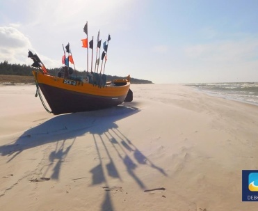 Ł&oacute;dż rybacka DEB - 8 na plaży w Dębkach 8 km od Karwi