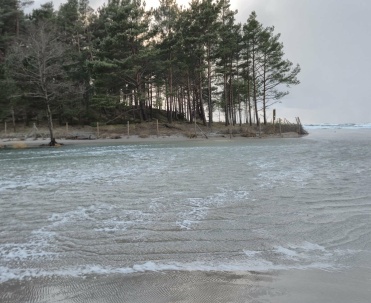 Zimowa rzeka Piaśnica w Dębkach