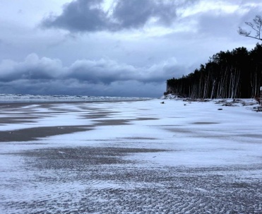 Śnieg na plaży Dębki &ndash; zimowy Bałtyk